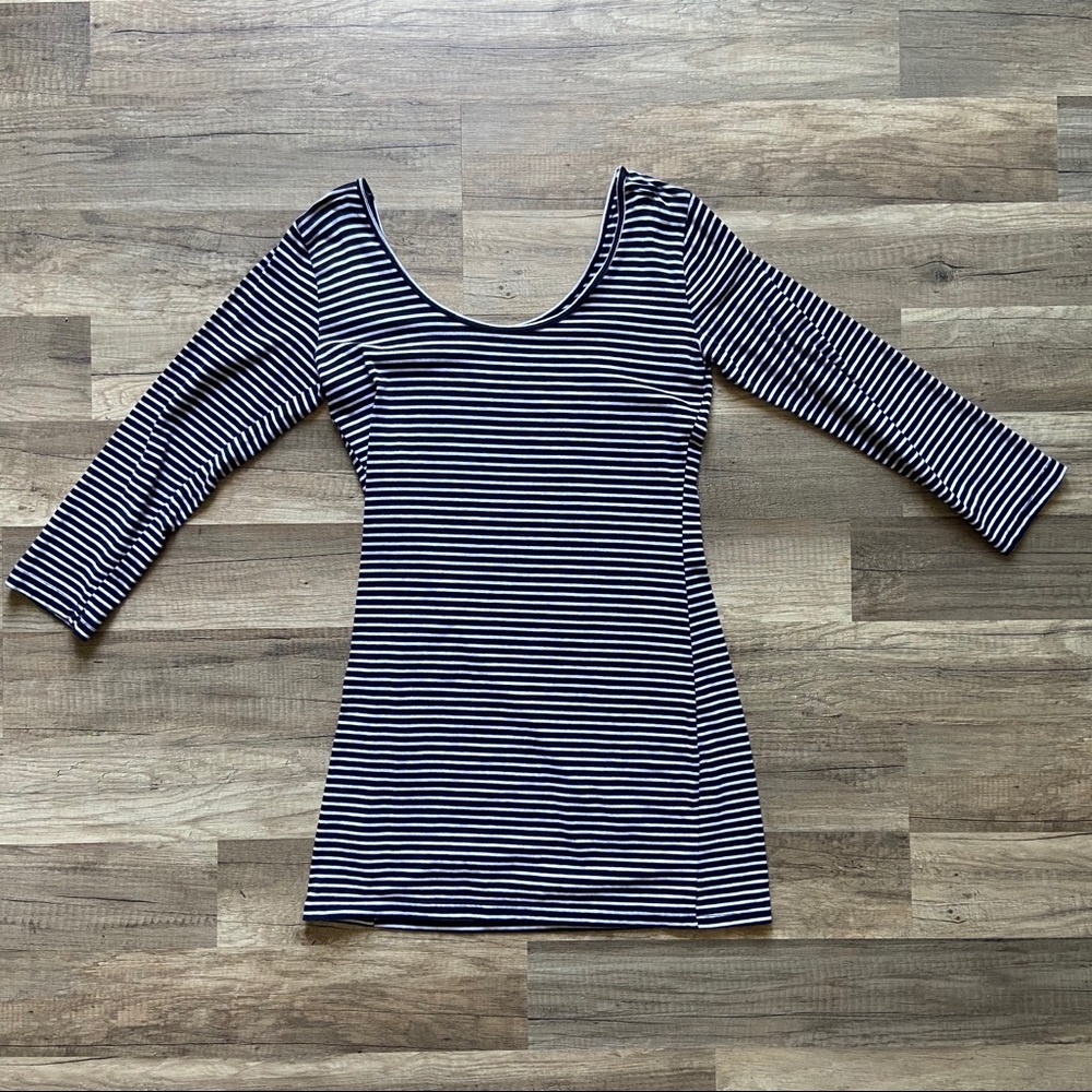 Women’s Size Small Scoop Neck Quarter Sleeve Shirt